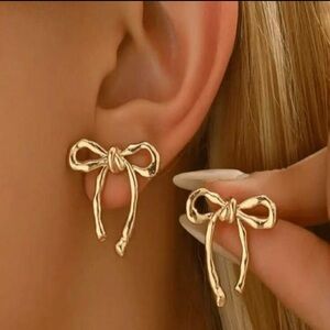 ⭐️NWT Gold Bow Earrings